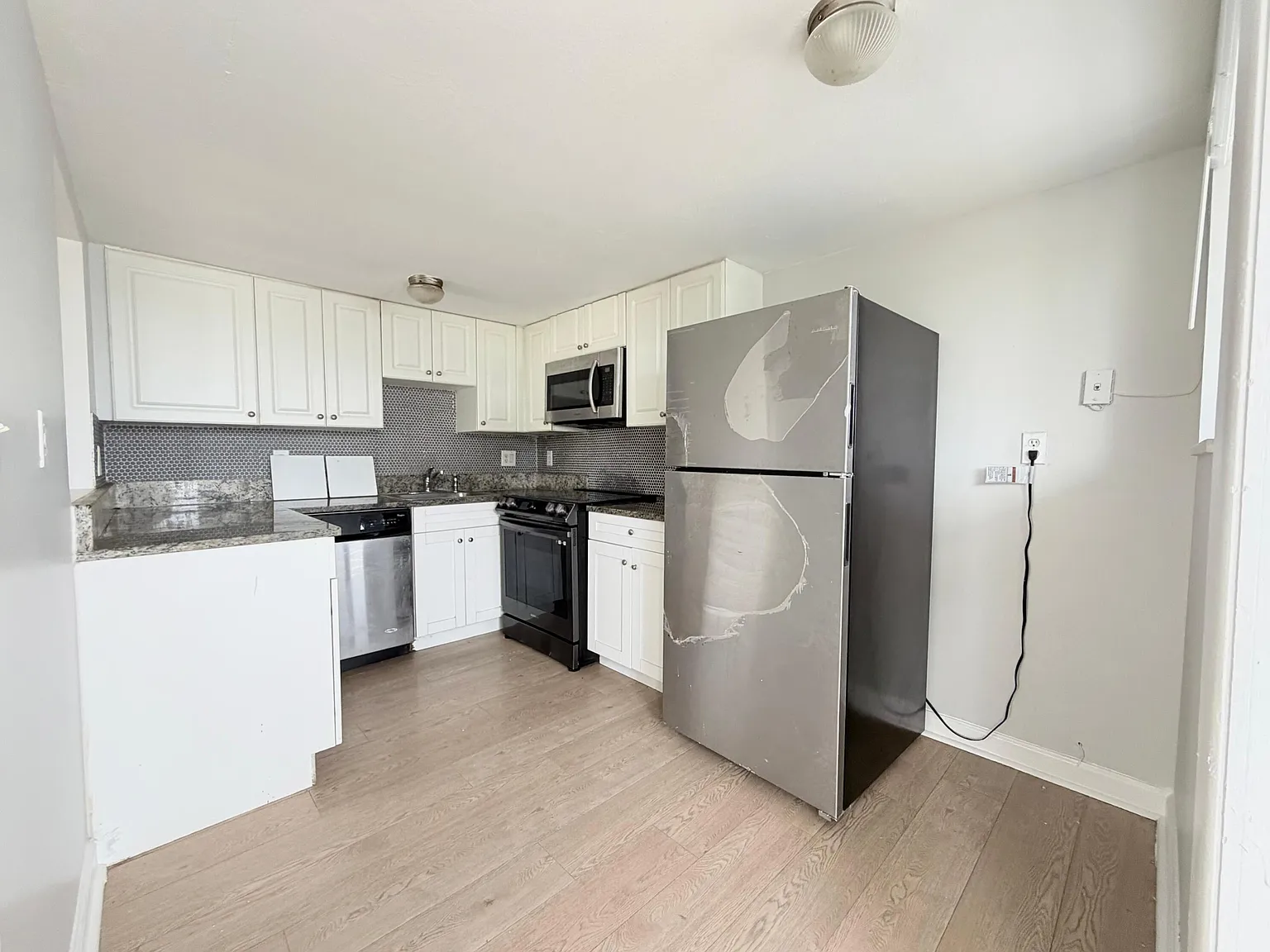 3 bed, 2.0 bath, 1190 sqft, $2,300 — Photo 4