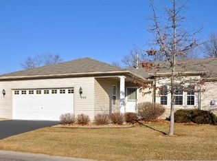 950 Carriage Ln, Chaska, MN 55318