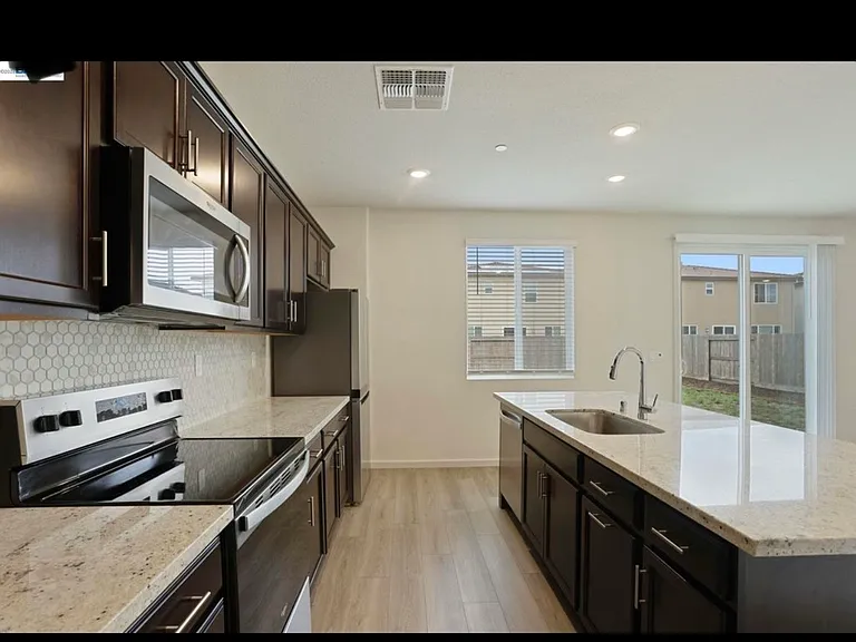 2260 Shoreline Dr — Photo 4