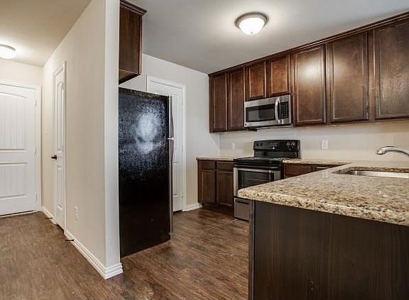 4th image of 1201/1203 Bayfield St