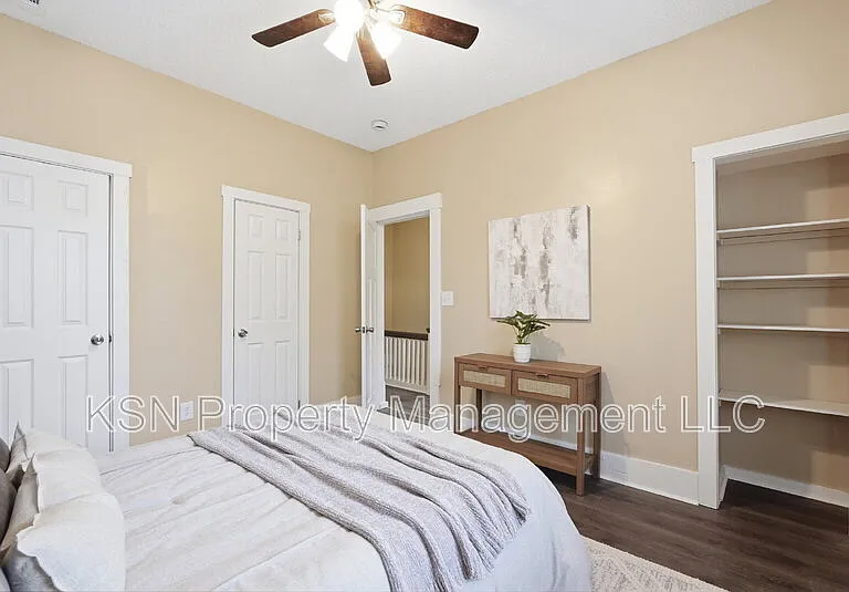 716 W 38th St — Photo 20