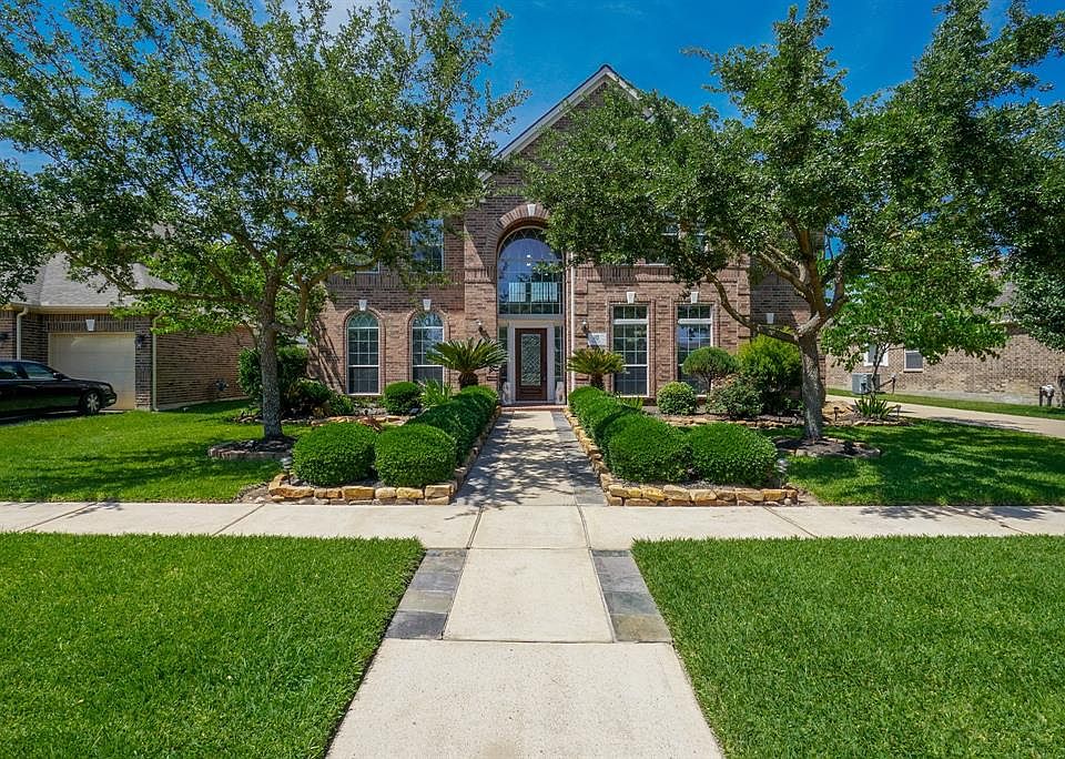 Welome to 18014 Gable Oak Lane in Lone Oak Village.