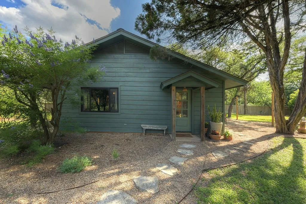 2 bed, 1.0 bath, 974 sqft, $2,700 — Photo 3