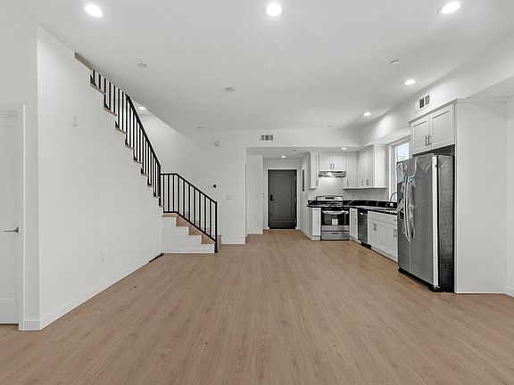 5th image of 6232 Whitsett Ave #203