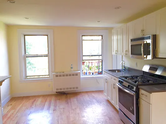 Rented by Bedford Realty USA Corp | media 2