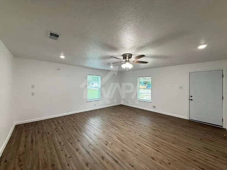 242 Glamis Ave — Photo 7