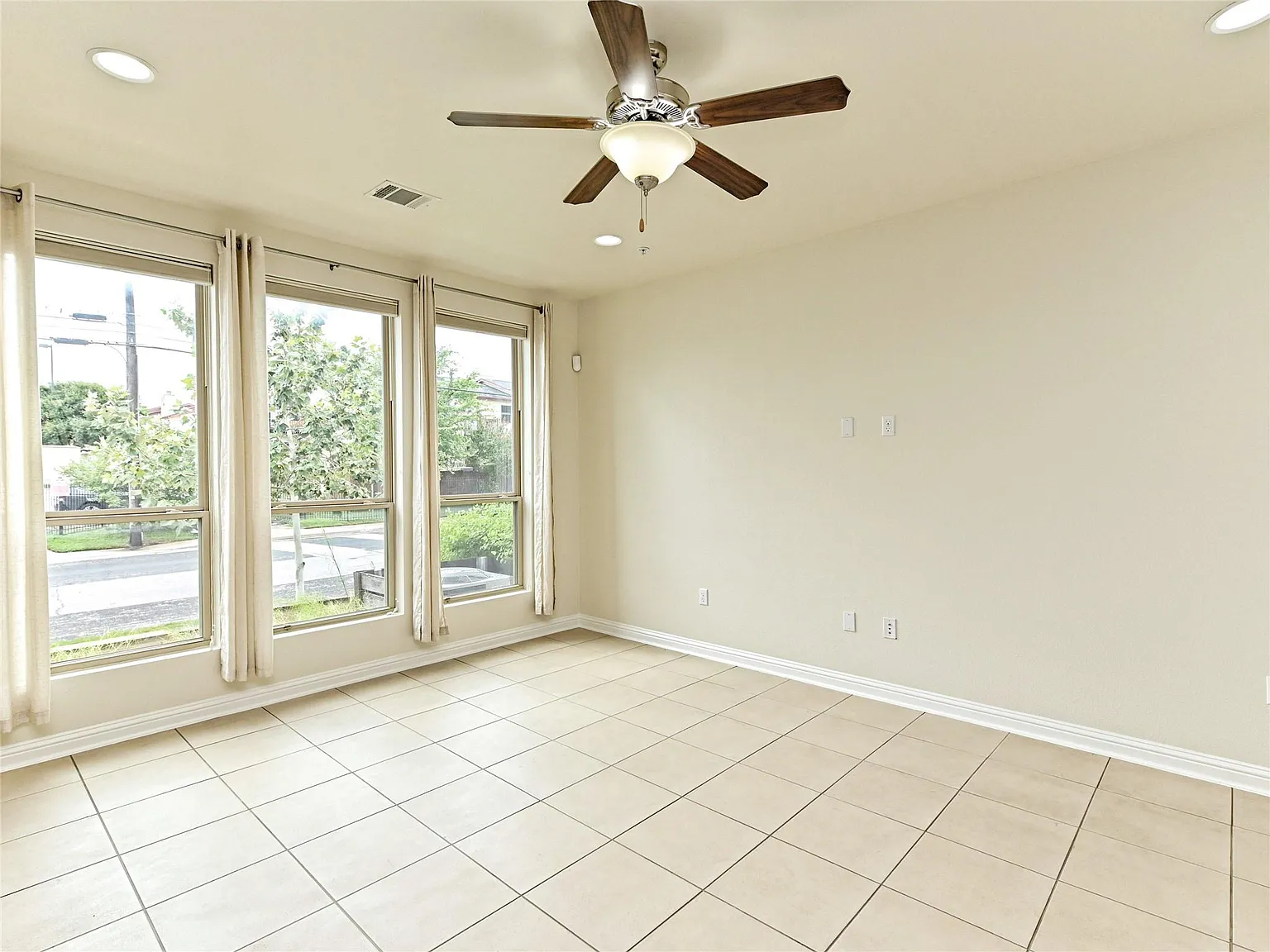 3 bed, 2.5 bath, 1623 sqft, $2,100 — Photo 3