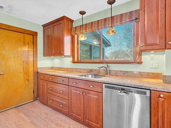 5th image of 11-13 Bridgham Ave #2