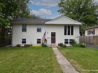 683 Old Indian Trl, Aurora, IL 60506