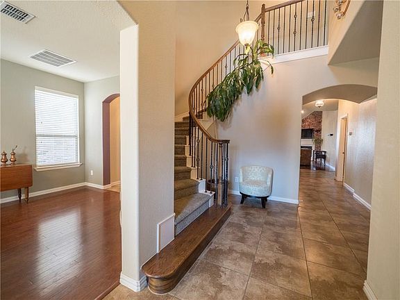 2nd image of 905 Lake Worth Trl