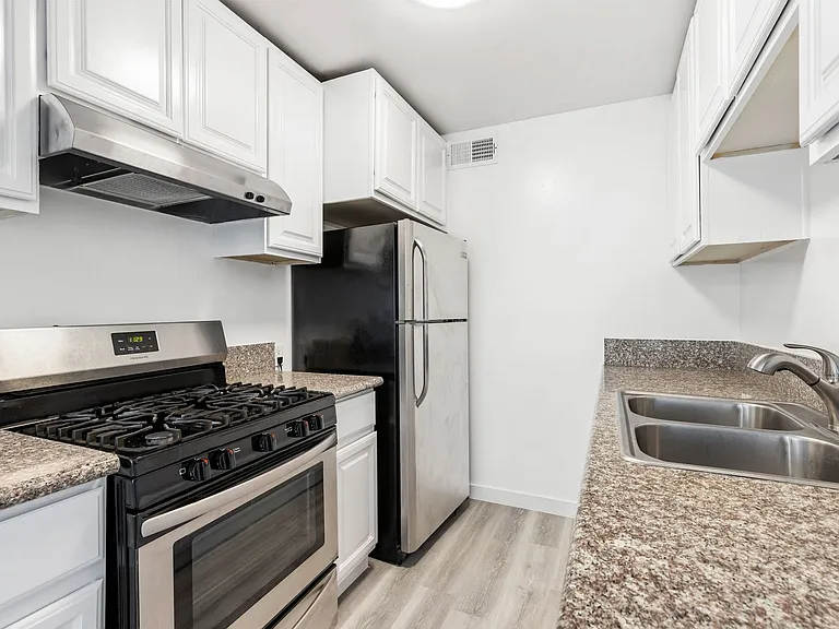 Tarzana Court Apartments — Photo 8