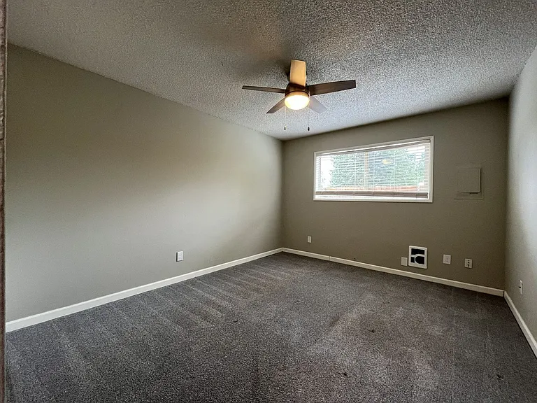 15827 NE Glisan St #1 — Photo 17