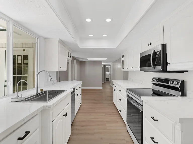 3902 Marywood Dr — Photo 2