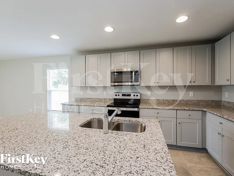 702 Yeager Ct — Photo 6