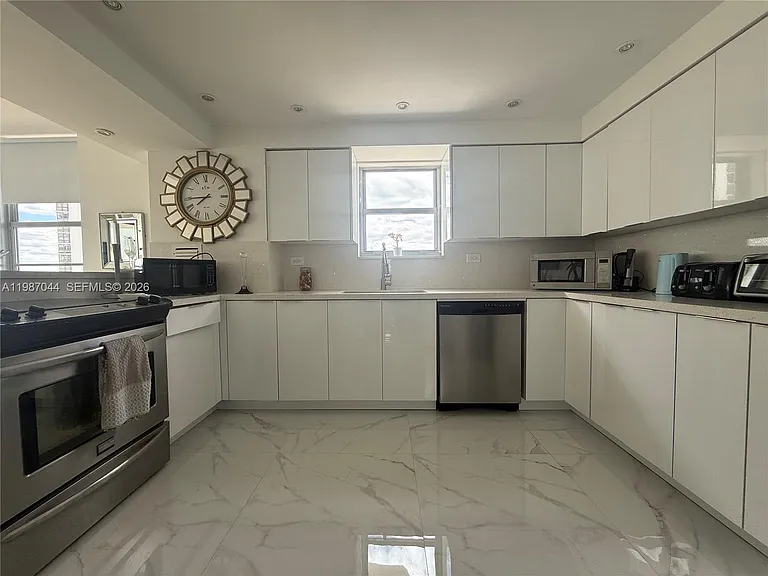 5555 Collins Ave #8R — Photo 22