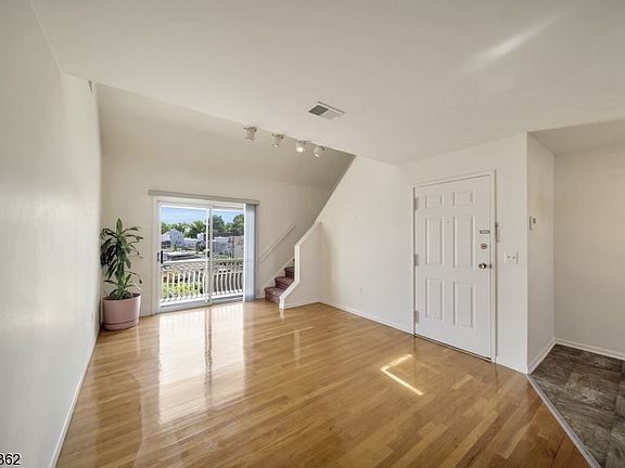 4th image of 272-276 Walnut St #11A