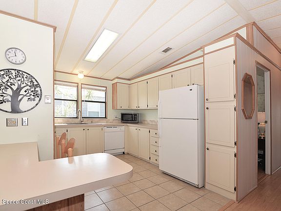 5th image of 327 Kiwi Dr