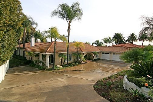 1st image of 2424 Vista Dr