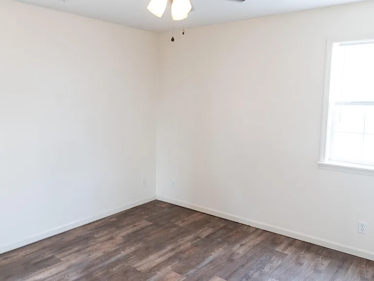 3405 E 9th St — Photo 9