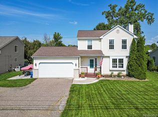 5610 Hatchery Rd, Waterford, MI 48329