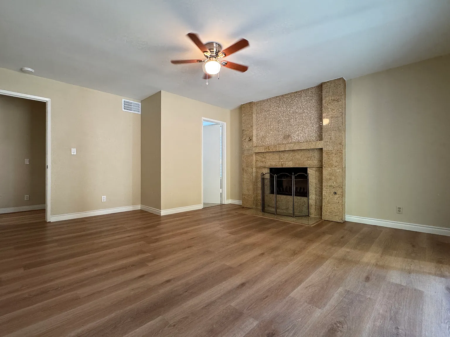 8 bed, 5.5 bath, 4388 sqft, $5,800 — Photo 4