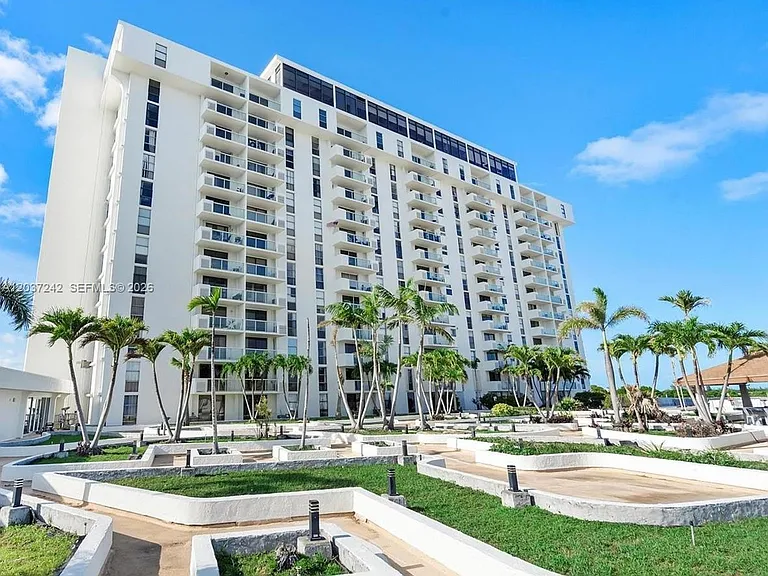 13499 Biscayne Blvd #706 — Photo 27