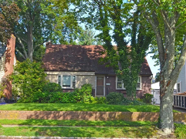 39 Shadyside Avenue, Port Washington, NY 11050