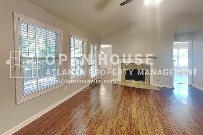 3 bed, 2.0 bath, 1685 sqft, $2,300 — Photo 4