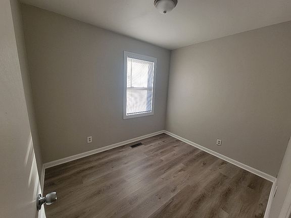 5th image of 820 W Broadway St