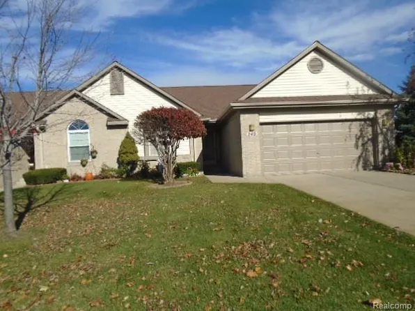 240 Winding Brk #1, Commerce Township, MI 48390