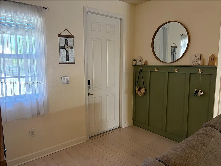 370 NE 37th Pl — Photo 3