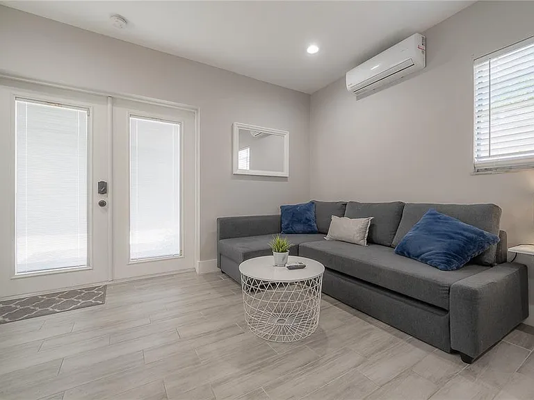 2916 W Collins St — Photo 50