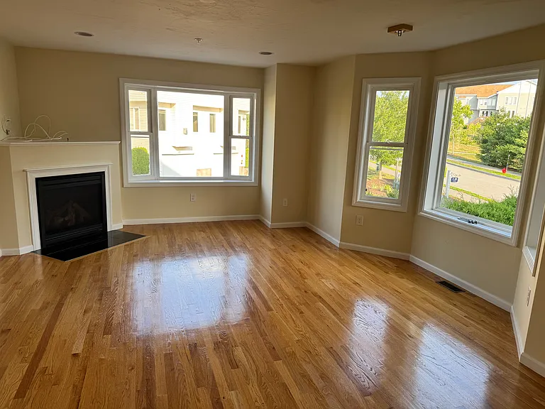 6 Queen Isabella Way — Photo 10