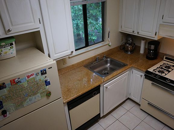 Kitchen. Dishwasher, stove, refrigerator and microwave included. Gas appliances.