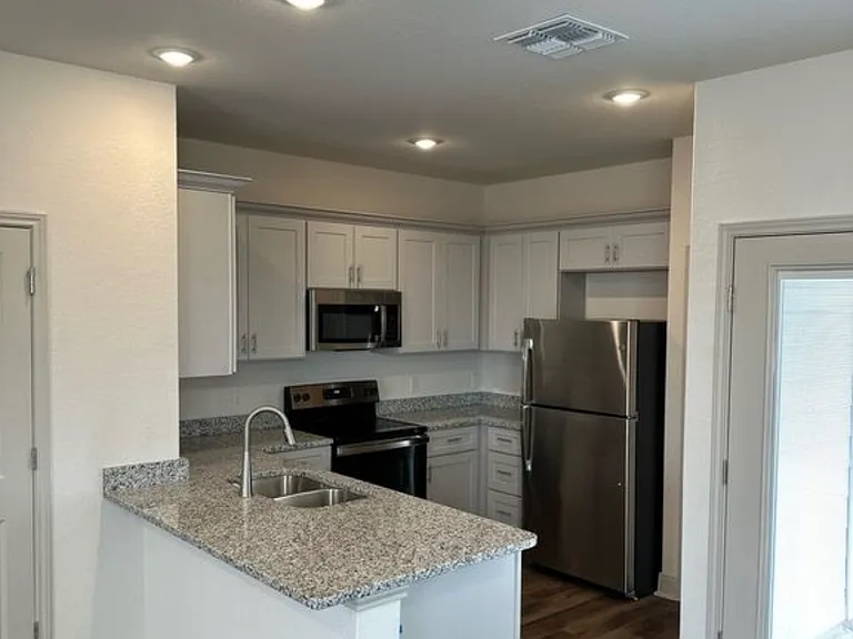7608 Magnolia Vlg #102 — Photo 3