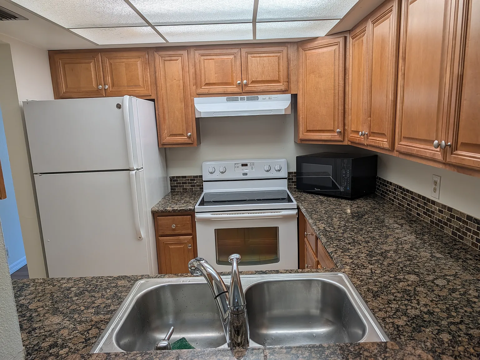 2 bed, 894 sqft, $1,600 — Photo 2