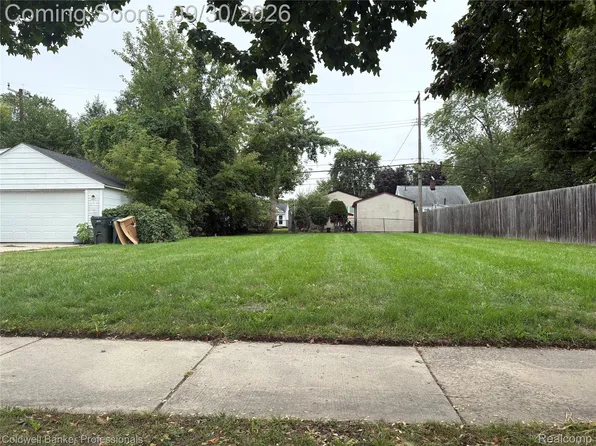 22404 Maxine St, Saint Clair Shores, MI 48080