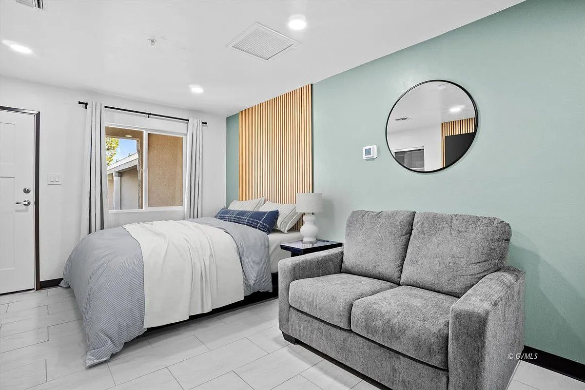 Studio, 1.0 bath, 350 sqft, $1,350 — Photo 3