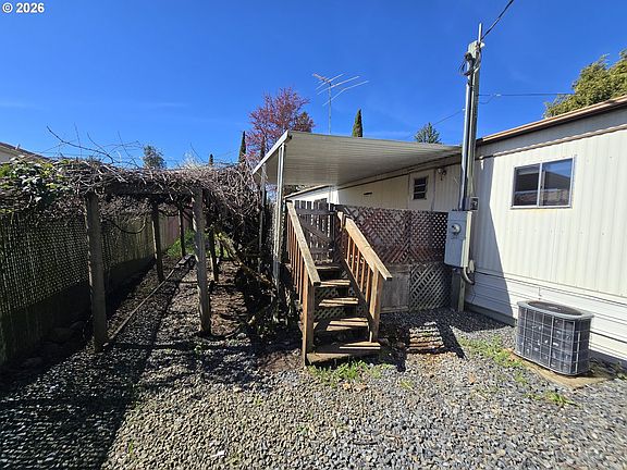 4th image of 101 NE Darrell Ave