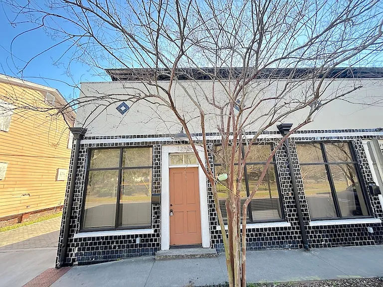 1212 E Broad St — Photo 2