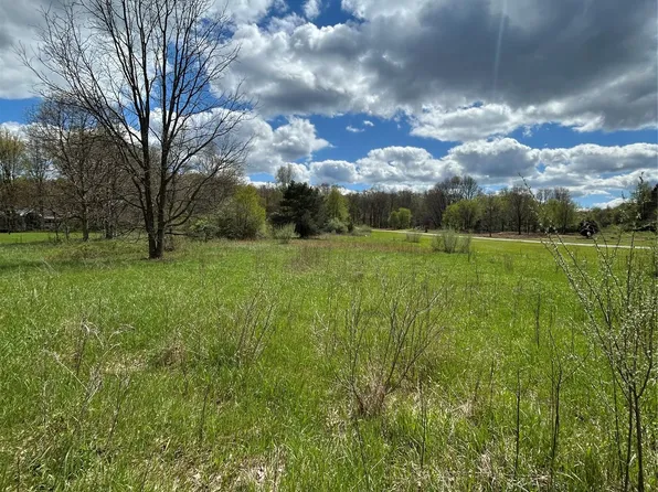 2 E Coon Lake Rd, Howell, MI 48843