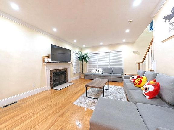 5th image of 33 Woodland Ave