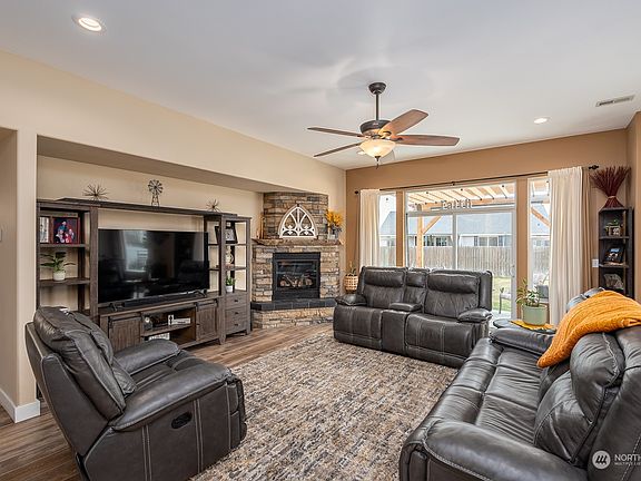 4th image of 403 Dandero Street SE