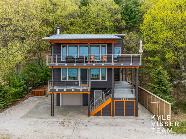 7042 S Montgomery Blvd, Pentwater, MI 49449