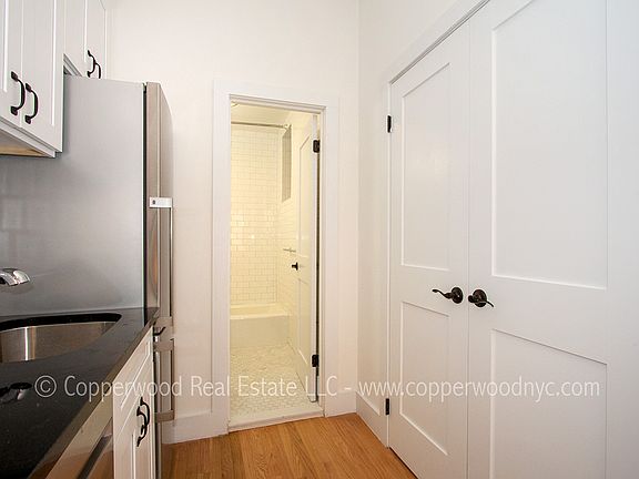 4th image of 430 E 89th St #3E