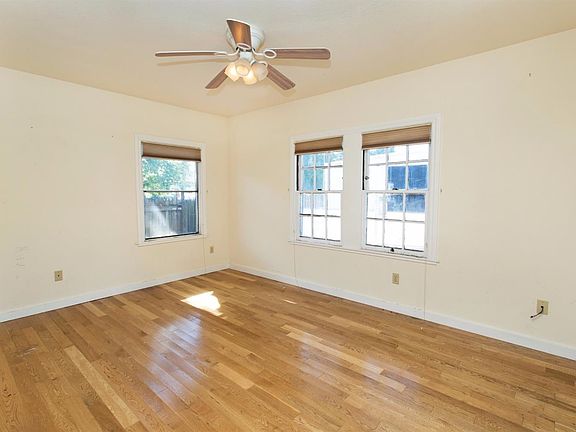 3rd image of 920 Horn Ave
