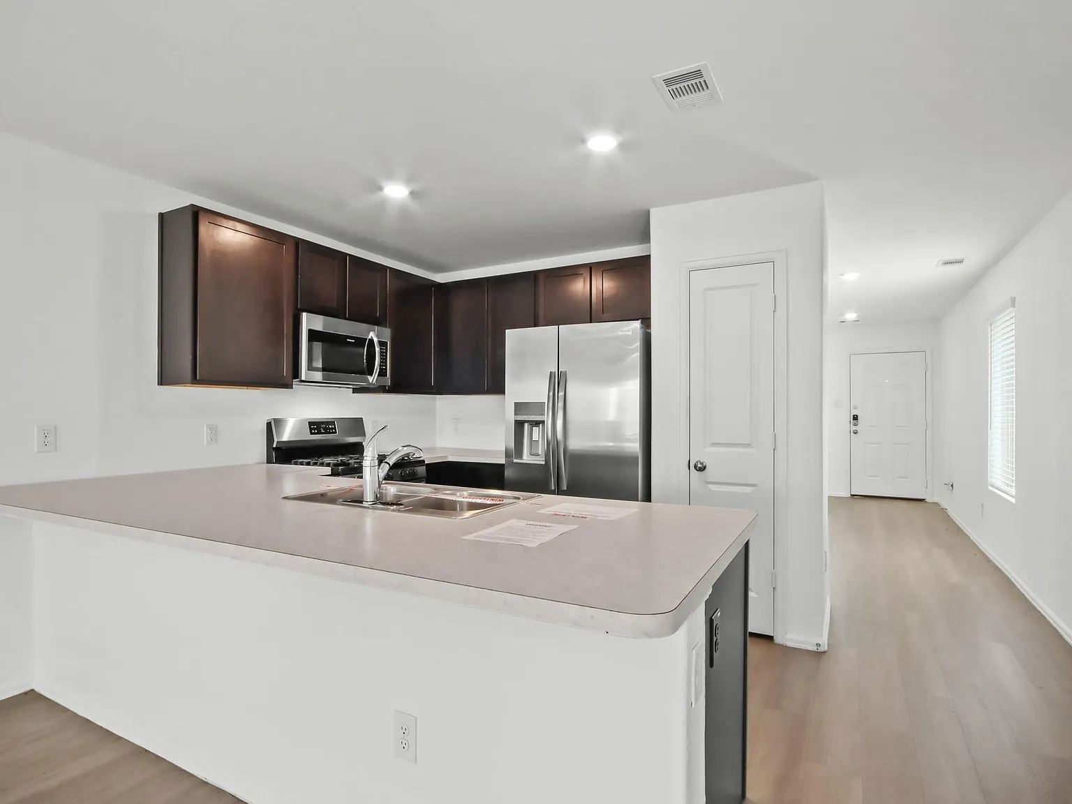 4 bed, 2.0 bath, 1690 sqft, $2,400 — Photo 3