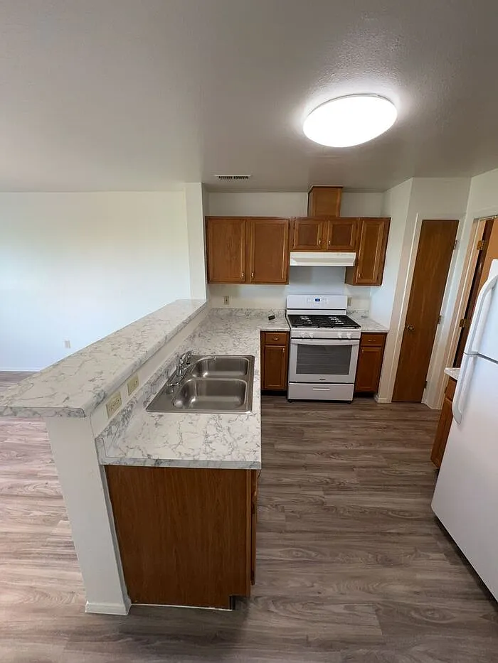 3 bed, 2.5 bath, 1328 sqft, $1,755 — Photo 3