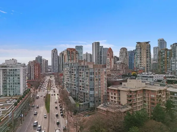 238 Alvin Narod Mews #404, Vancouver, BC V6B 5Z3