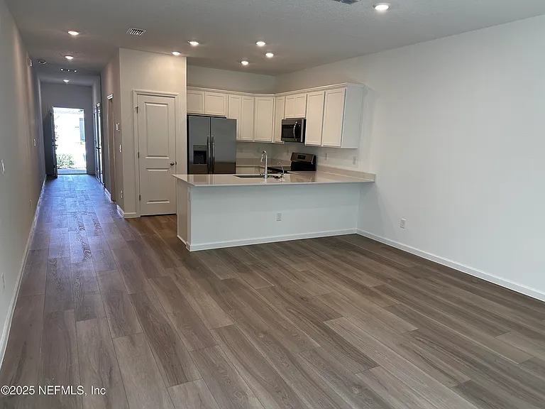611 Holly Lakes Dr — Photo 6